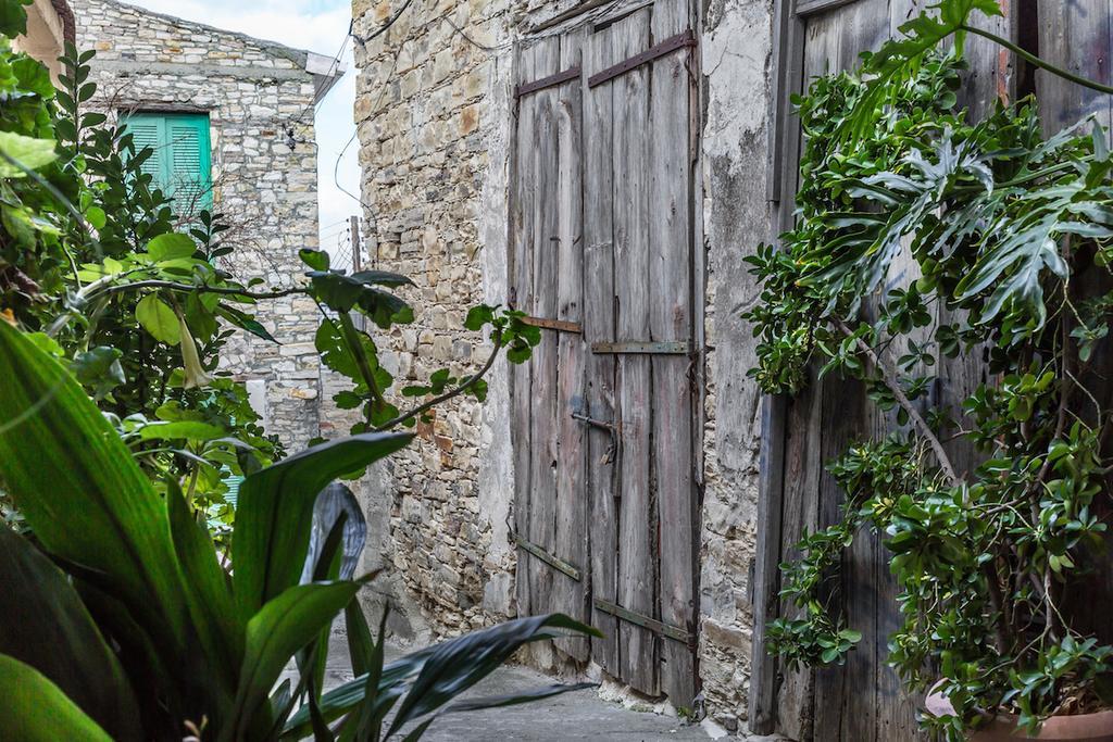 Redblue Door Two Traditional Listed Houses パノ・レフカラ エクステリア 写真